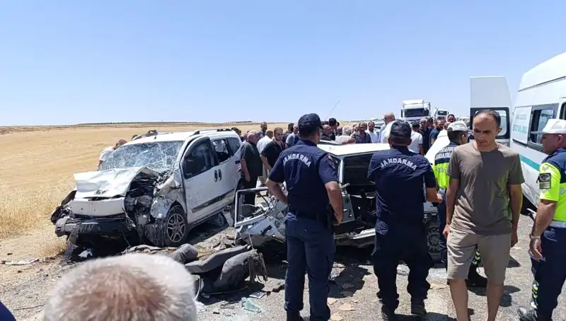 Hafif Ticari Araç ile Otomobil Çarpıştı: 4 Kişi Hayatını Kaybetti