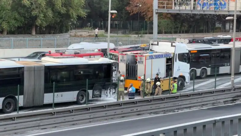 İstanbul'da Metrobüs Yangını: Trafikte Kaos ve Bekleyiş Devam Ediyor