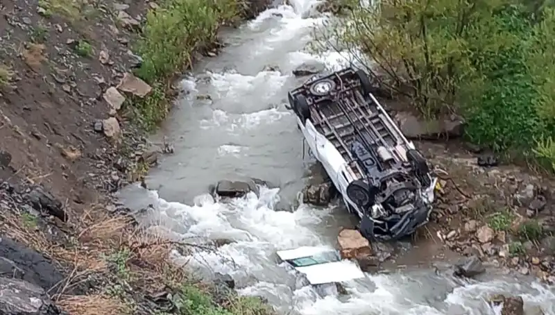 Hakkari'de Feci Kaza: Minibüs Devrildi, İki Kişi Hayatını Kaybetti