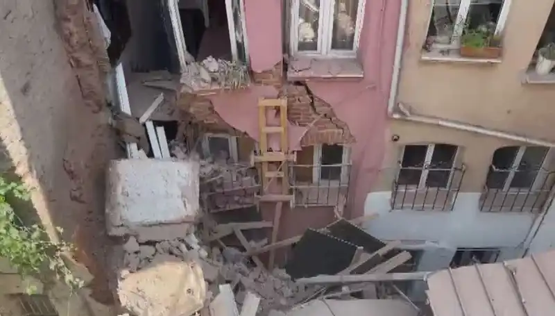 İstanbul'da Üç Katlı Binanın Balkonu Çöktü: Eyvan Aniden Düştü