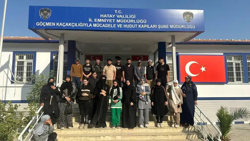 Minibüsle Kaçak Göçmen Taşırken Yakalandılar: 24 Kişi Sınır Dışı Edilecek