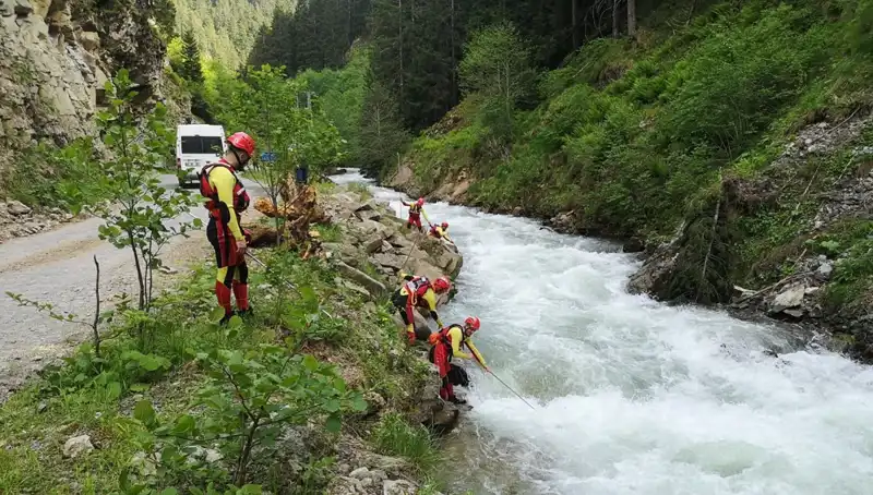 Trabzon'da Dereye Düşen Çocuğun Arama Kurtarma Operasyonu Devam Ediyor