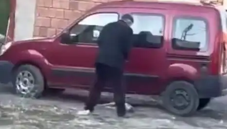 Sokak Ortasında Köpeğe Uygulanan Şiddet Sosyal Medyada Tepki Topladı